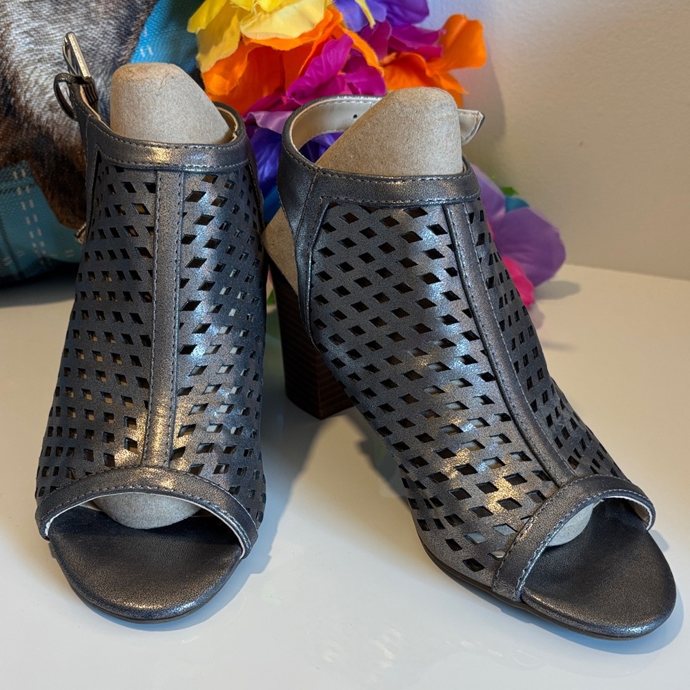 Liz Claiborne Metallic Cutout Heels Sz 7M